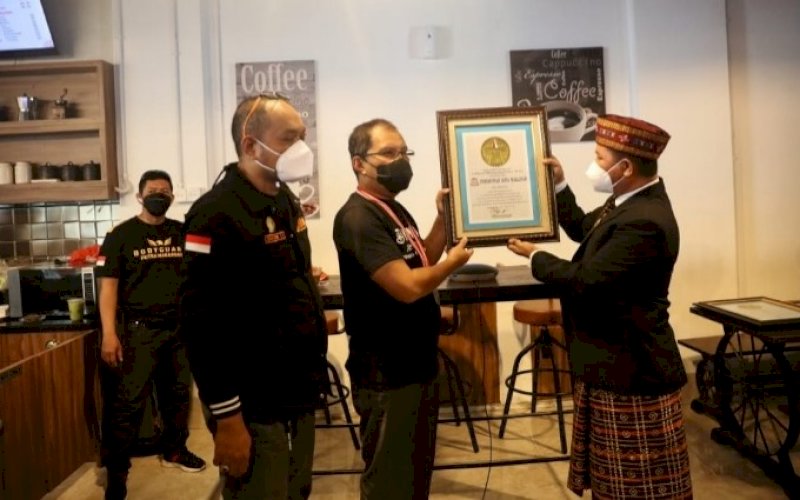 HARI KOPI. Wali Kota Makassar, Moh Ramdhan Pomanto (kedua kanan), menghadiri peringatan Hari Kopi Sedunia di Cafe Garasi, Jl Amirullah, Kota Makassar, Jumat (1/10/2021). foto: istimewa