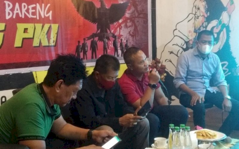 NOBAR. Danyon C Pelopor Sat Brimob Polda Sulsel, Kompol Nur Ichsan (kedua kanan), jadi narasumber dialog dan Nonton Bareng (Nobar) pemutaran film pengkhiatan G30S/PKI di Kafe D'Simple, Kamis (30/9/21) malam. foto: istimewa