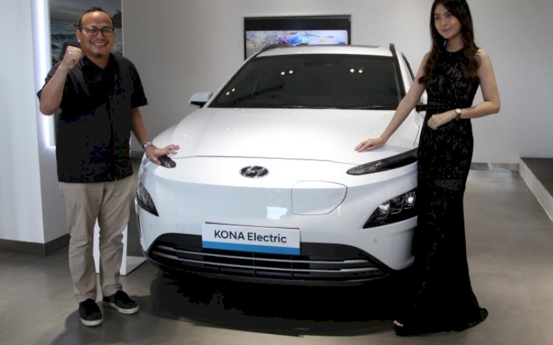 HYUNDAI. CEO Hyundai Gowa Damoza Nirwan (kiri) sebagai pemegang lisensi diler Hyundai di Nipah Mall Makassar saat memperkenalkan produk Hyundai di City Store Hyundai Nipah Mall, Jumat (1/10/2021). foto: istimewa