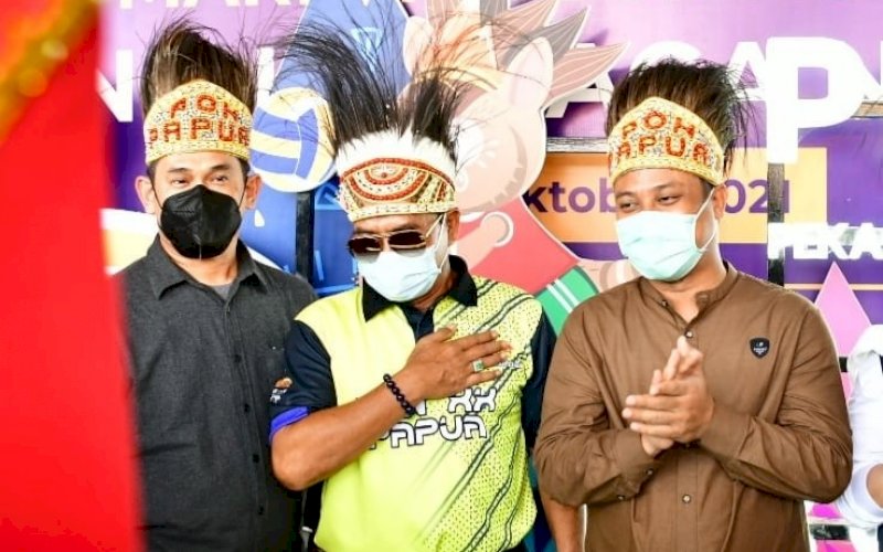 SAMBUTAN. Plt Gubernur Sulsel Andi Sudirman Sulaiman (kanan) bersama rombongan mendapatkan sambutan saat tiba di Bandara Sentani, Kota Jayapura, Papua, Jumat (1/10/2021). foto: istimewa