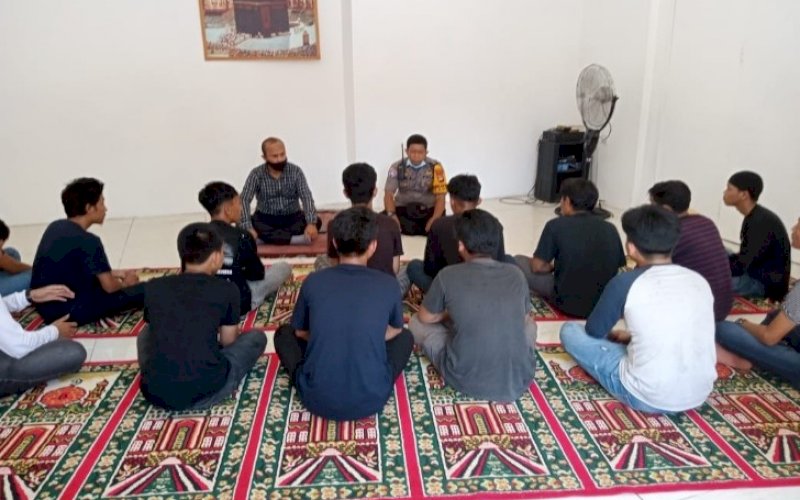 PEMBINAAN SPRITUAL. Polsek Rappocini memberikan pembinaan spritual kepada pemuda yang terjaring aksi balap liar. foto: istimewa