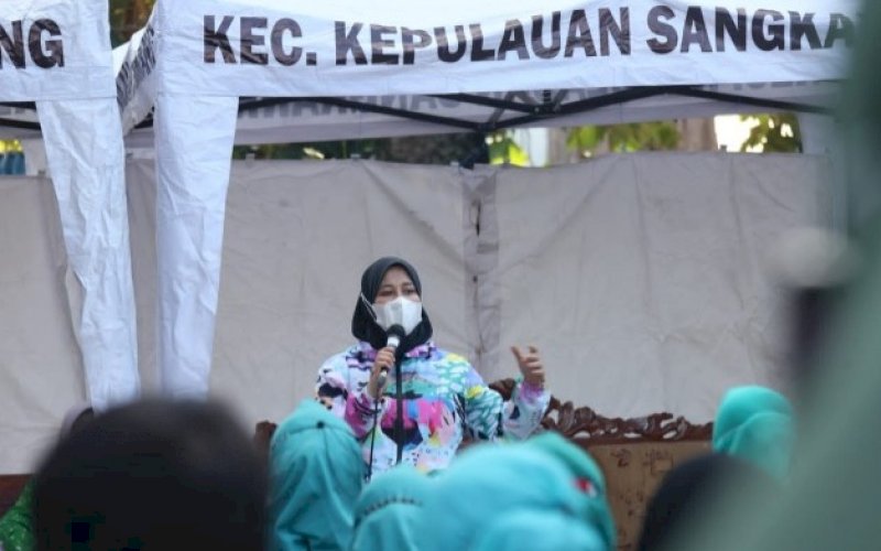 PENINJAUAN. Wakil Wali Kota Makassar, Fatmawati Rusdi, bersama tim penilai Pemkot Makassar meninjau UKM di Kelurahan Barang Lompo, Kecamatan Kepulauan Sangkarrang, Kota Makassar, Sabtu (2/10/2021). foto: istimewa