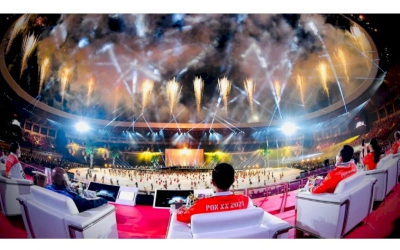 PEMBUKAAN. Presiden Joko Widodo secara resmi membuka perhelatan PON XX Papua Tahun 2021 di Stadion Lukas Enembe, Kabupaten Jayapura, Sabtu (2/10/2021). foto: istimewa