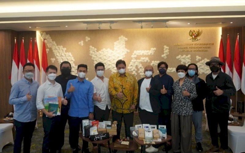 INDUSTRI KOPI. Menteri Koordinator Bidang Perekonomian, Airlangga Hartarto, menyambut kedatangan para pelaku industri kopi di Kantor Kementerian Koordinator Bidang Perekonomian bertepatan dengan International Coffee Day yang jatuh pada 1 Oktober 2021. foto: istimewa