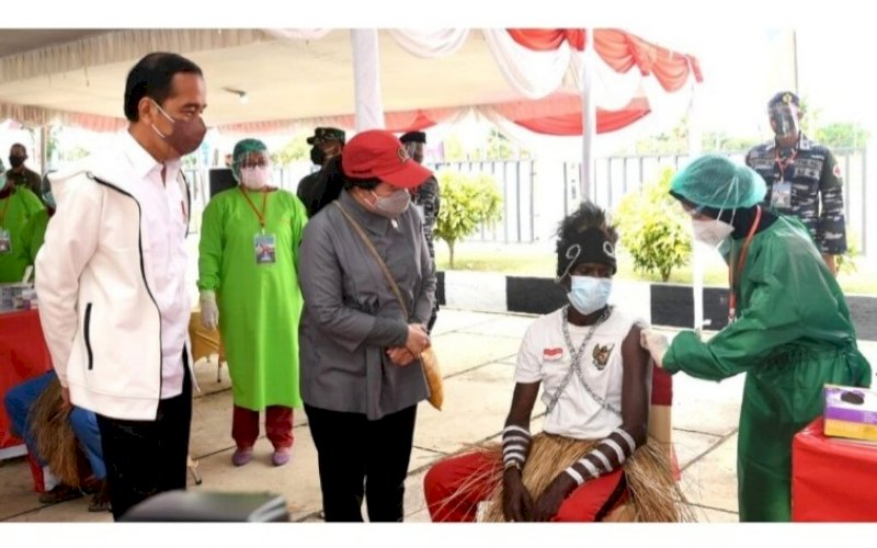 VAKSINASI. Presiden Joko Widodo meninjau kegiatan vaksinasi Covid-19 bagi masyarakat dan pelajar di halaman Kantor Bupati, Kabupaten Merauke, Provinsi Papua, Minggu (3/10/2021). foto: istimewa