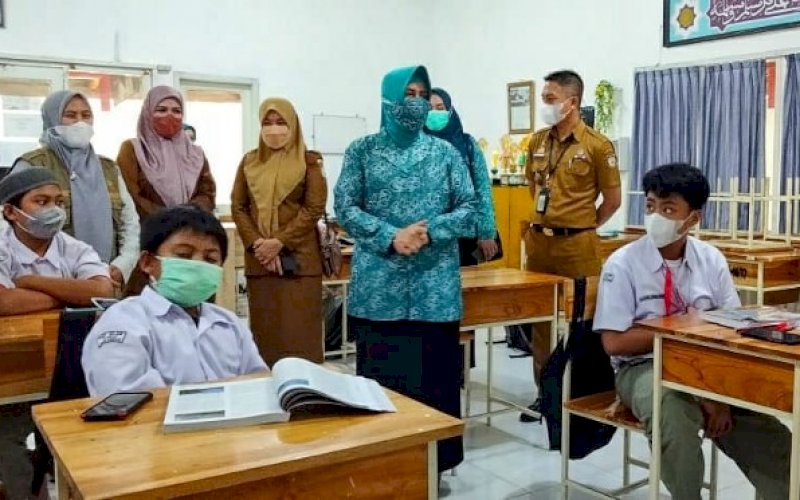 PENINJAUAN. Ketua Tim Penggerak PKK Kota Makassar, Indira Jusuf Ismail, meninjau pelaksanaan Pembelajaran Tatap Muka (PTM) terbatas di SMP Athirah Bukit Baruga Makassar, Senin (4/10/2021). foto: istimewa