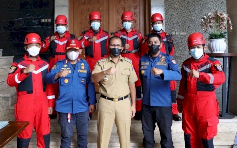 PELEPASAN. Wali Kota Makassar, Moh Ramdhan Pomanto, melepas satu regu tim rescue yang akan berangkat ke tanah Luwu di kediaman pribadinya Jl Amirullah, Kota Makassar, Senin (4/10/2021). foto: istimewa