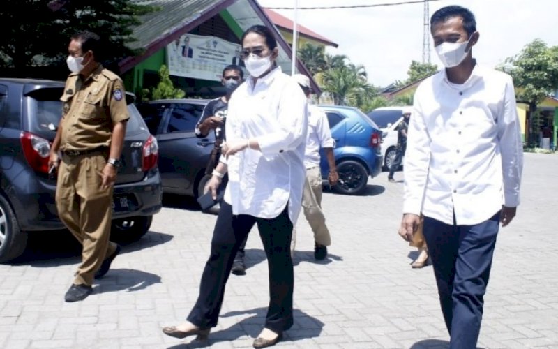KUNJUNGAN. Anggota DPRD Provinsi Sulsel dari Fraksi Golkar, Debbie&nbsp;Purnama Rusdin, saat mengunjungi SMKN 1 Makassar di Jl Andi Mangerangi, Kota Makassar, Senin (4/10/2021). foto: istimewa
