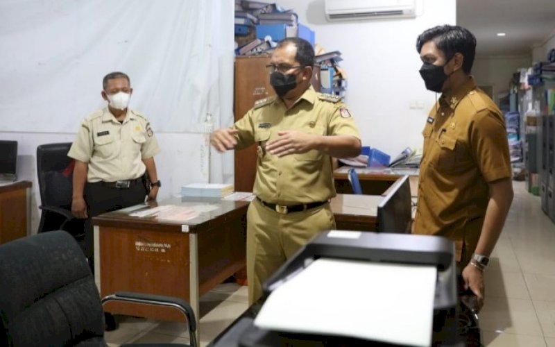 SIDAK. Wali Kota Makassar Moh Ramdhan Pomanto (tengah) melakukan sidak di Kantor Bapenda Kota Makassar yang disambut Plt Kepala Bapenda Kota Makassar Firman Hamid Pagarra (kanan), Senin (4/10/2021). foto: istimewa