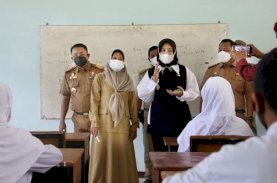 Fatmawati Tinjau Simulasi PTM di SMPN 15 Makassar