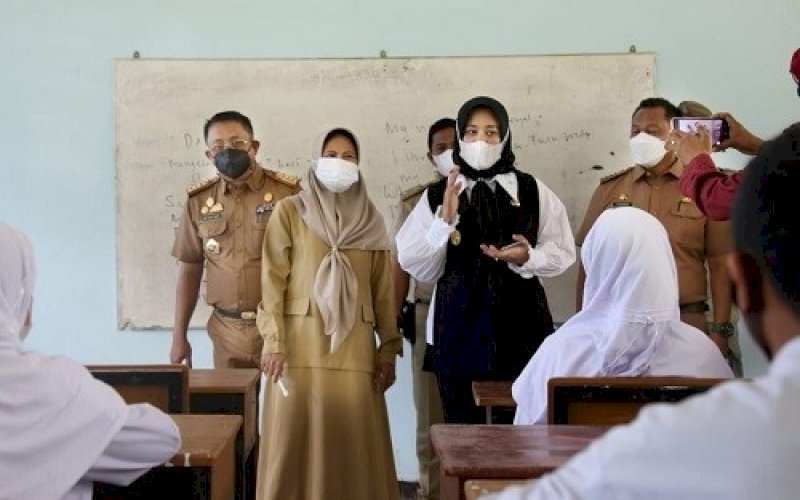 SIMULASI PTM. Wakil Wali Kota Makassar, Fatmawati Rusdi, simulasi Pembelajaran Tatap Muka (PTM) di SMPN 15 Kota Makassar, Senin (4/10/2021). foto: istimewa