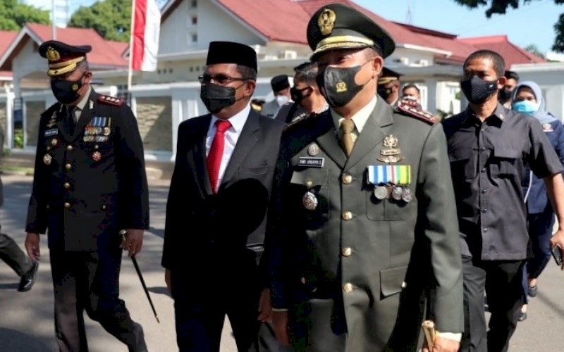 HUT TNI. Wali Kota Makassar, Moh Ramdhan Pomanto (kedua kiri), mengikuti upacara perayaan dirgahayu TNI ke-76 tahun di Lapangan Terbuka Voli, Jl Sungai Tangka, Kota Makassar, Selasa (5/10/2021). foto: istimewa
