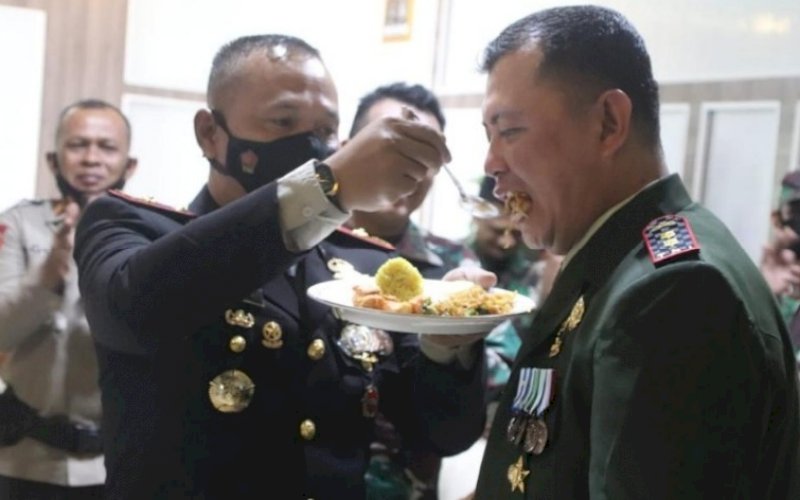 HUT TNI. Danyon C Pelopor Satbrimob Polda Sulsel Kompol Nur Ichsan menyuap Dandim 1407 Bone Letkol Kav Budiman saat mendatangi Makodim 1407 Bone dalam rangka HUT TNI ke-76, Selasa (5/10/2021). foto: istimewa