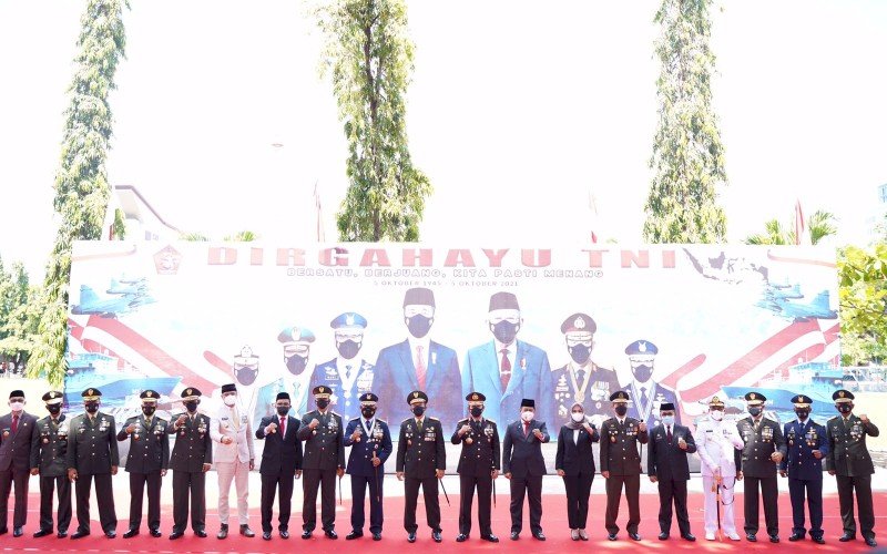 HUT TNI. Suasana upacara perayaan dirgahayu TNI ke-76 tahun di Lapangan Terbuka Voli, Jl Sungai Tangka, Kota Makassar, Selasa (5/10/2021). foto: istimewa