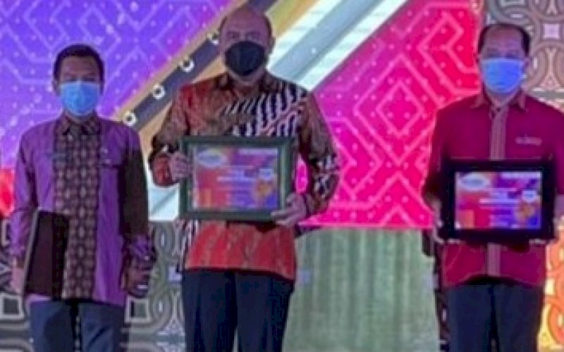 TPAKD AWARD. Asisten Bidang Administrasi Umum Makassar Muhammad Mario Said (tengah) mewakili Wali Kota Makassar Moh Ramdhan Pomanto menerima TPAKD Award 2021 yang diserahkan Sekda Provinsi Sulsel Abdul Hayat Gani di Hotel Misiliana Toraja, Kabupaten Toraja Utara, Senin (4/10/2021). foto: istimewa