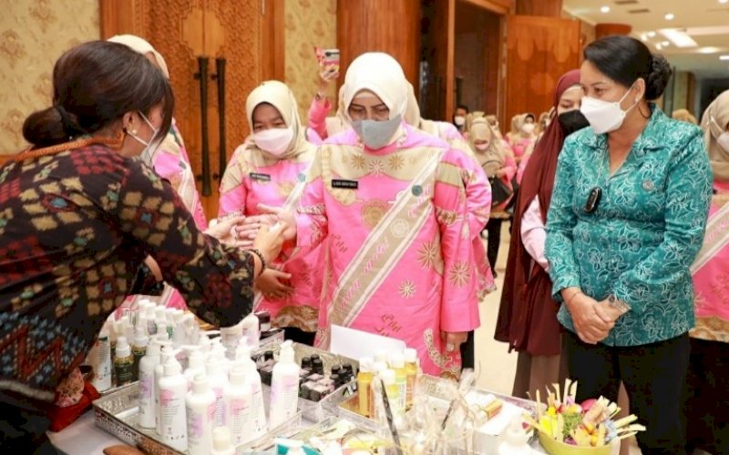 PRODUK UMKM. Ketua TP PKK Kota Makassar Indira Yusuf Ismail didampingi Ketua TP PKK Kabupaten Badung Ni Kadek Seniasih Giri Prasta melihat produk UMKM di Gedung Balai Budaya Giri Nata Mandala, Badung, Bali, Rabu (6/10/2021). foto: istimewa