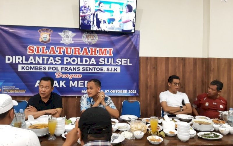 SILATURAHMI. Direktur Direktorat Lalu Lintas Polda Sulsel Kombes Pol Frans Sentoe SIK (kiri) didampingi Kasubdit Regiden AKBP Muh Yusuf Usman dan Kepala Seksi BPKB Kompol Mamat Rahmat saat silaturahmi dengan awak media, khususnya di Kota Makassar di salah satu rumah makan di Jl Pengayoman, Kota Makassar, Kamis (7/10/2021) malam. foto: doelbeckz/pluz.id