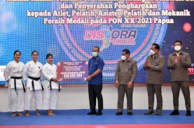 Plt Gubernur Sulsel Serahkan Bonus PON Papua