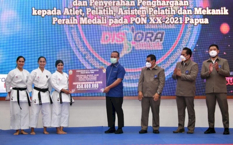 BONUS. Plt Gubernur Sulsel, Andi Sudirman Sulaiman, menghadiri malam ramah tamah penerimaan kontingen Sulsel dan penyerahan penghargaan kepada atlet, pelatih, asisten pelatih, dan mekanik peraih medali PON XX Papua di Baruga Karaeng Patingaloang Rujab Gubernur Sulsel, Selasa (19/10/2021). foto: istimewa