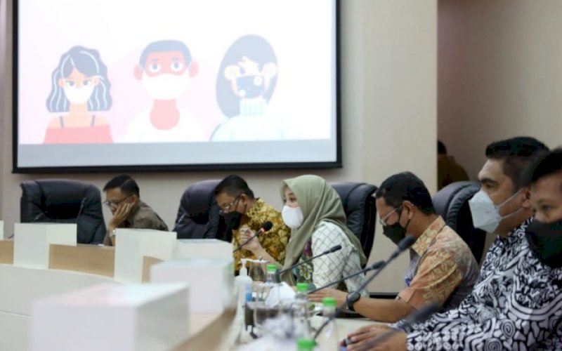 RAKOR. Wawali Makassar, Fatmawati Rusdi, saat menghadiri rapat koordinasi optimalisasi fungsi penanganan kesehatan pada posko Covid-19 tingkat kelurahan di Ruang Sipakatau Kantor Balai Kota Makassar, Kamis (21/10/2021). foto: istimewa