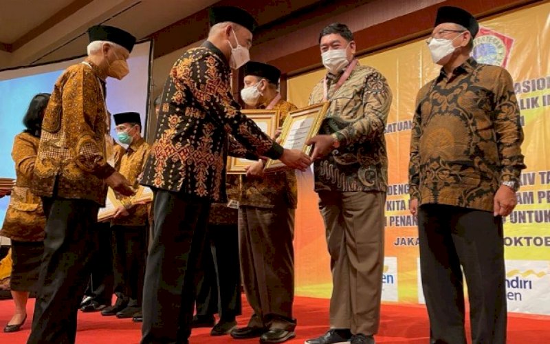 PENGHARGAAN. Sekda Provinsi Sulsel, Abdul Hayat Gani, menerima penghargaan PWRI di Gedung C Kementerian Dalam Negeri, Kamis (21/10/2021). foto: istimewa