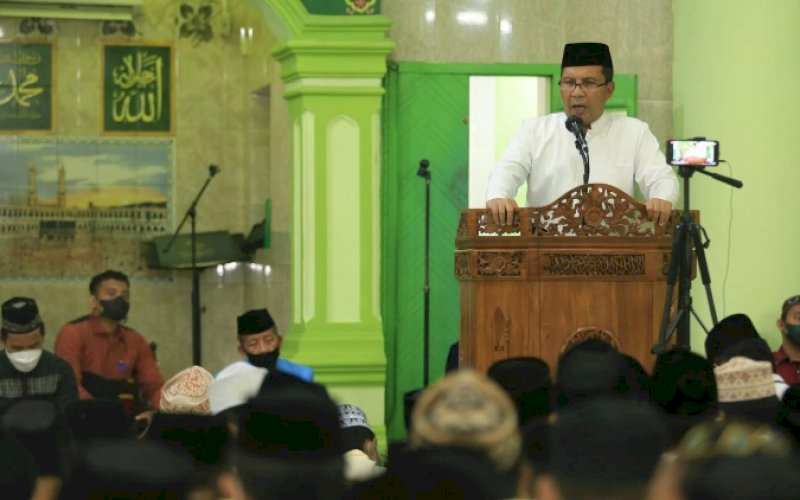 MAULID NABI. Wali Kota Makassar, Moh Ramdhan Pomanto, menghadiri perayaan Maulid Nabi Besar Muhammad SAW 1443H di Masjid Nurul Ihsan Layang, Jl Tinumbu, Kota Makassar, Kamis (21/10/2021). foto: istimewa
