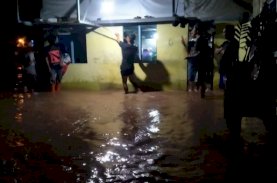 Dinsos dan BPBD Sulsel Salurkan Bantuan untuk Korban Banjir dan Longsor di Torut