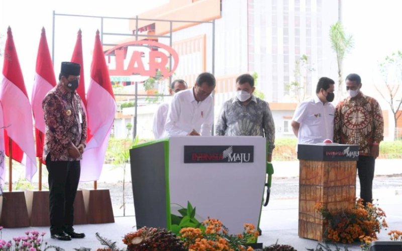 PERESMIAN. Presiden Joko Widodo meresmikan pabrik biodiesel PT Jhonlin Group milik pengusaha asli pribumi H Samsudin Andi Arsyad atau karib disapa Haji Isam Kabupaten Tanah Bumbu, Kalimantan Selatan, Kamis (21/10/2021). foto: istimewa
