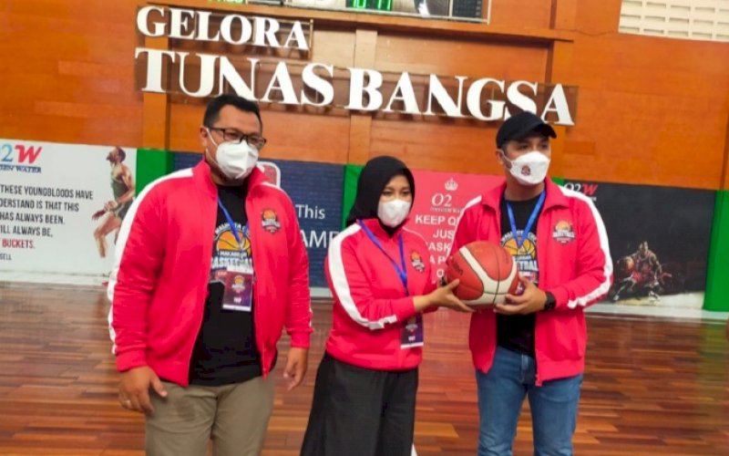 PEMBUKAAN. Waki Wali Kota Makassar, Fatmawati Rusdi, membuka secara resmi Makassar Basketball Championship Wali Kota Cup 2021ndi Gedung Gelora Tunas Bangsa Makassar, Jumat (22/10/2021). foto: istimewa