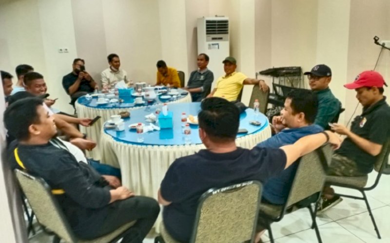 SILATURAHMI. Alumni SMAN 6 Kota Makassar angkatan 2002 menggelar reuni dan silaturahmi di Rumah Jabatan Ketua DPRD Kota Makassar, Rudianto Lallo, Sabtu (23/10/2002). foto: istimewa
