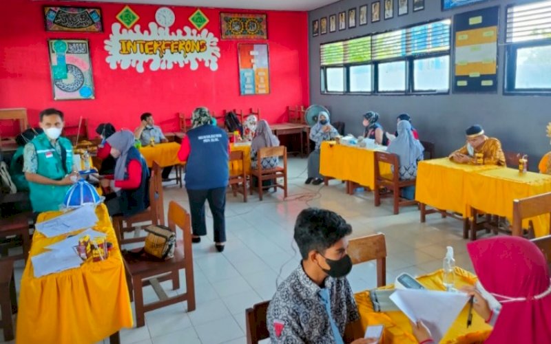 VAKSINASI. Suasana vaksinasi pelajar yang melibatkan 22 sekolah di Kabupaten Jeneponto, Kamis (21/10/2021). foto: istimewa