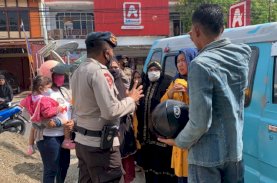 SAR Brimob Bone Bantu Korban Laka Lantas di Depan SPBU Cellu
