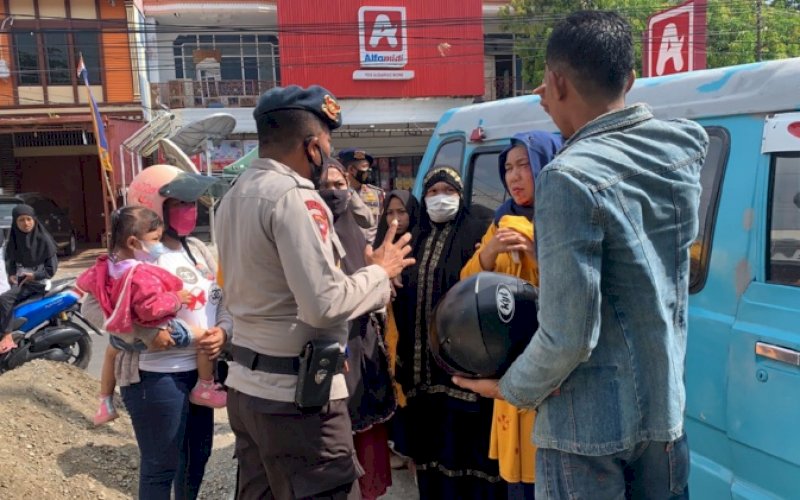 BANTUAN. Satbrimob Polda Sulsel membantu korban kecelakaan lalu lintas di depan SPBU Cellu, Jl Yos Sudarso, Kelurahan Cellu, Kecamatan Tanete Riattang Timur, Minggu (24/10/2021). foto: istimewa
