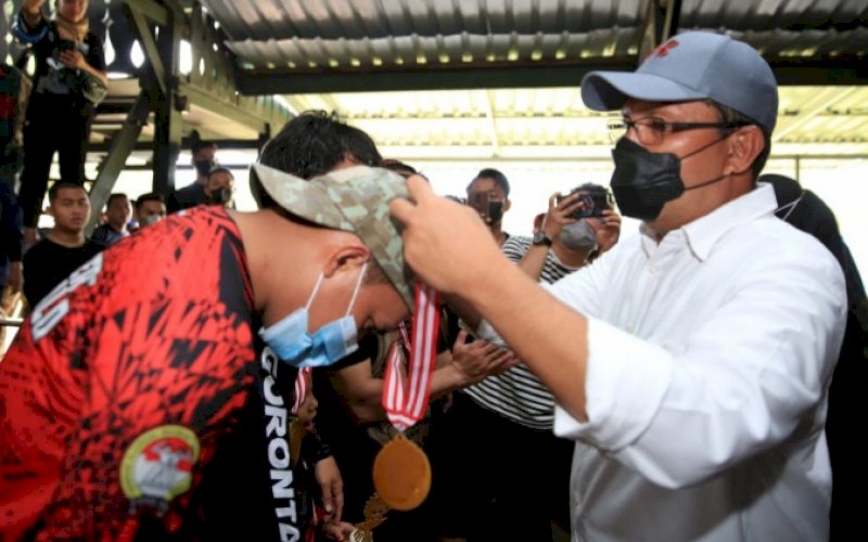 JUARA. Wali Kota Makassar, Moh Ramdhan Pomanto, mengalungkan medali kepada para juara saat menutup Airsoft Gun Wali Kota Cup 2021 yang berlangsung sejak 22 hingga 24 Oktober 2021 di Lapangan tembak Wira Yudha Sakti Yonif Raider 700, Jl Perintis Kemerdekaan, Kota Makassar, Minggu (24/10/2021). foto: istimewa