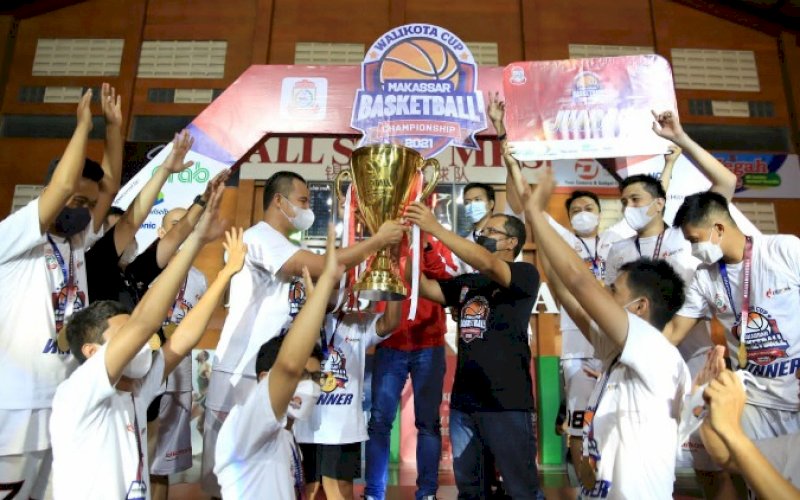 JUARA. Wali Kota Makassar, Moh Ramdhan Pomanto, menutup secara resmi Basketball Championship Wali Kota Cup 2021 di Gedung Olahraga Tunas Bangsa, Jl Monginsidi Baru, Kota Makassar, Minggu (24/10/2021) malam. foto: istimewa