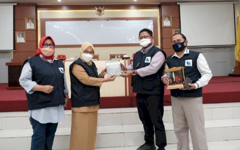 PELEPASAN. Pj Sekda Kabupaten Gowa, Kamsina (kedua kiri), melepas 159 orang dosen dari Adpertisi untuk melakukan pengabdian kepada masyarakat di Kabupaten Gowa yang berlangsung di Baruga Karaeng Galesong, Kantor Bupati Gowa, Senin (25/10/2021). foto: istimewa