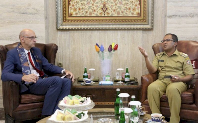 PERTEMUAN. Wali Kota Makassar Moh Ramdhan Pomanto menerima Duta Besar Republik Ceko untuk Indonesia Jaroslav Doleček&nbsp;di kediaman pribadinya, Jl Amirullah, Kota Makassar, Senin (25/10/2021). foto: istimewa