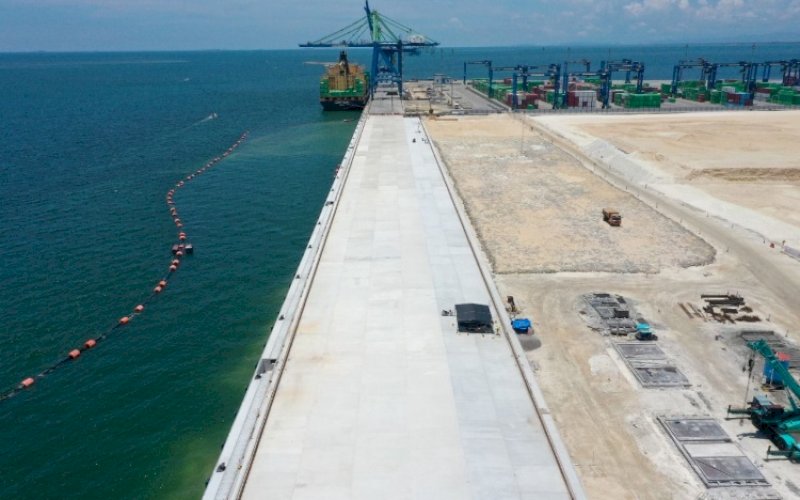BONGKAR MUAT. Aktivitas bongkar muat peti kemas di Makassar New Port (MNP). foto: istimewa