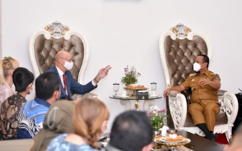 PERTEMUAN. Plt Gubernur Sulsel Andi Sudirman Sulaiman menerima Duta Besar Republik Ceko untuk Indonesia Jaroslav Doleček&nbsp;di Rumah Jabatan Wakil Gubernur Sulsel di Kota Makassar, Senin (25/10/2021). foto: istimewa