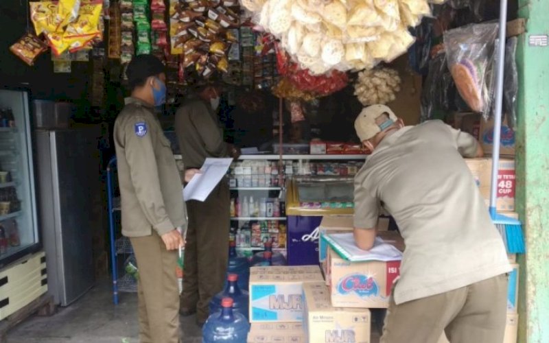 PENDATAAN. Petugas Perumda Parkir Makassar Raya mendata para pelaku usaha yang dianggap menggunakan rolling jalan untuk melebarkan usahanya, seperti di Jl Rappocini Raya, Kecamatan Rappocini, Kota Makassar. foto: istimewa