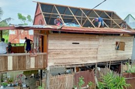 Angin Puting Beliung Landa Wajo, BPBD Sulsel Salurkan Bantuan Logistik