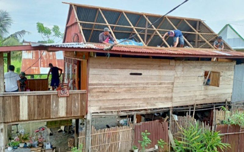 PUTING BELIUNG. Rumah warga rusak akibat bencana angin puting beliung di Kabupaten Wajo, Selasa (26/10/2021). foto: istimewa