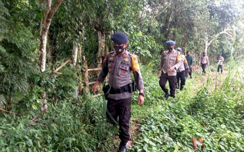 PENCARIAN. Tim SAR Batalyon C Pelopor Satbrimob Polda Sulsel melakukan proses pencarian dan penyelamatan terhadap nenek Suhera (85), warga Dusun Soga, Desa Kanco, Kecamatan Cina, Kabupaten Bone, masih belum diketahui keberadaannya hingga saat ini, Rabu (27/10/2021). foto: istimewa
