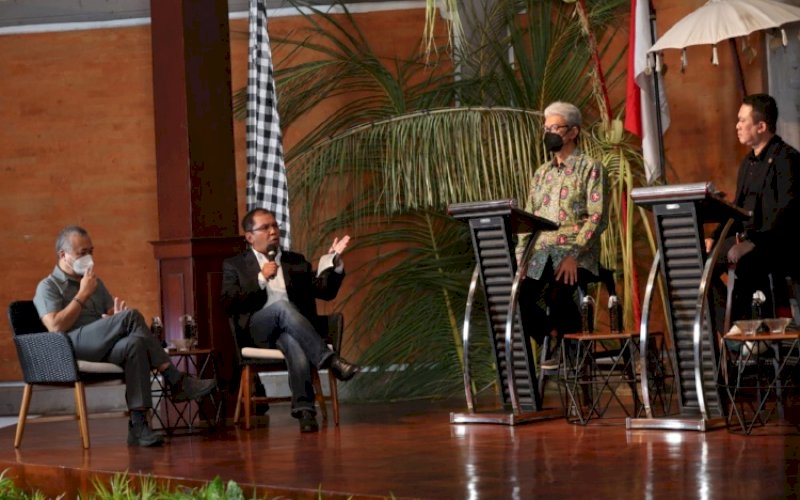 PENGUJI. Wali Kota Makassar, Moh Ramdhan Pomanto (kedua kiri), saat menjadi penguji tiga nama calon Ketua Umum IAI pada Munas IAI di Hotel Bali Dinasty Resort, Rabu (27/10/2021). foto: istimewa