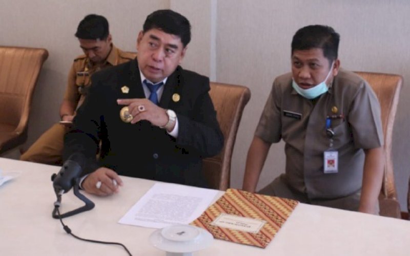 RAPAT MONEV. Sekda Provinsi Sulsel Abdul Hayat Gani (kiri) didampingi Kepala Dinas Kominfo Provinsi Sulsel Amson Padolo mengikuti rapat Monitoring dan Evaluasi (Monev) bersama Komisi Informasi (KI) Pusat, dengan tema 'Keterbukaan Informasi Publik', Senin (11/10/2021). foto: istimewa