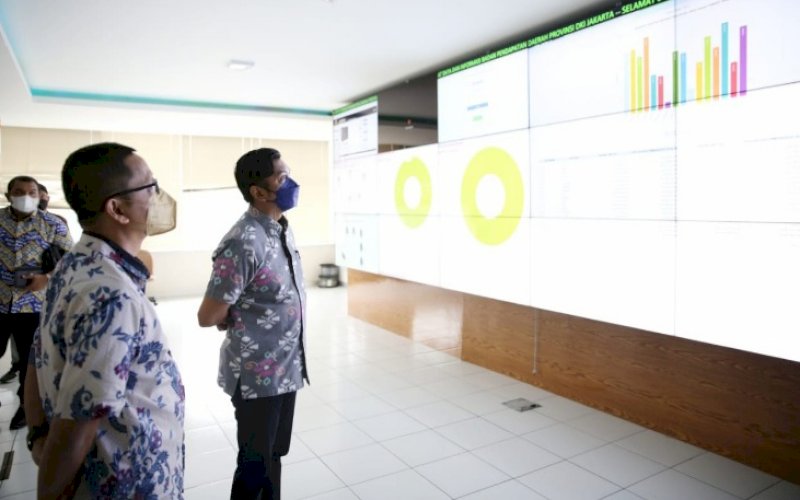 KUNJUNGAN. Plt Kepala Bapenda Makassar, Firman Hamid Pagarra (kanan), saat melakukan kunjungan kerja ke Pusat Data dan Informasi (Pusdatin) Bapenda Provinsi DKI Jakarta, Kamis (28/10/2021). foto: istimewa