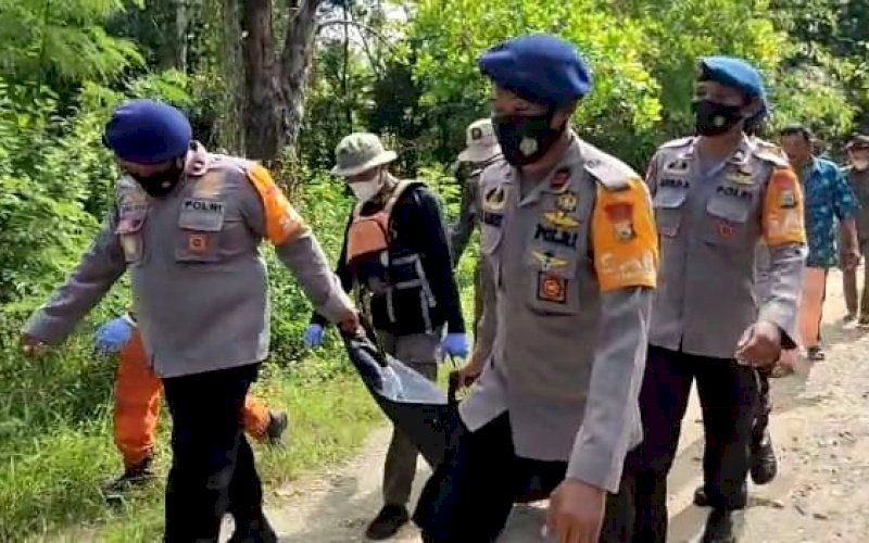 EVAKUASI. Tim SAR gabungan mengevakuasi jasad Nenek Suhera (85), warga Dusun Soga, Desa Kanco, Kecamatan Cina, Kabupaten Bone, yang berhasil ditemukan, Kamis (28/10/2021). foto: istimewa