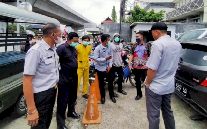 PENANTAUAN. Petugas Perumda Parkir Makassar Raya turun ke lapangan melakukan pemantauan perparkiran, Kamis (28/10/2021). foto: istimewa