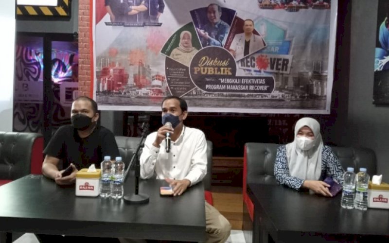BERI PENJELASAN. Ketua DPRD Kota Makassar, Rudianto Lallo (tengah), memberikan penjelasan saat menjadi pembicara diskusi yang digelar Ombudsman Makassar dengan tema 'Mengkaji Efektivitas Program Makassar Recover' di Warkop Gaul Makassar, Jumat (29/10/2020). foto: istimewa