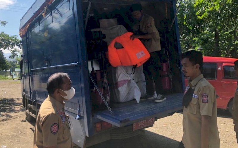 BANTUAN. Petugas Dinas Sosial Provinsi Sulsel menyalurkan bantuan untuk para korban puting beliung yang terjadi di Dusun Putianging, Desa Lasitae, Kecamatan Tanete Rilau, Kabupaten Barru, Selasa (26/10/2021). foto: istimewa